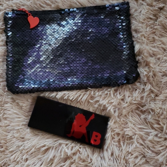 Betty boop makeup bag and blush palette. - Picture 2 of 3